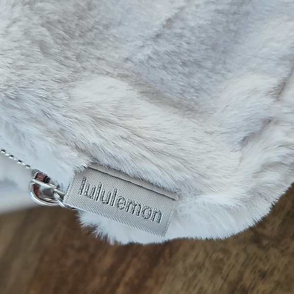 Lululemon Everywhere Belt Bag Plush Fleece - Picture 3 of 7